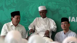 Wakil Ketua Majelis Syariah DPP PPP KH. Nur Iskandar S.Q (tengah) ikut hadir memperingati Milad mantan Ketua MPR Almarhum Taufiq Kemas di Kantor DPP PPP, Jakarta, Rabu (31/12/2014). (Liputan6.com/Faizal Fanani)