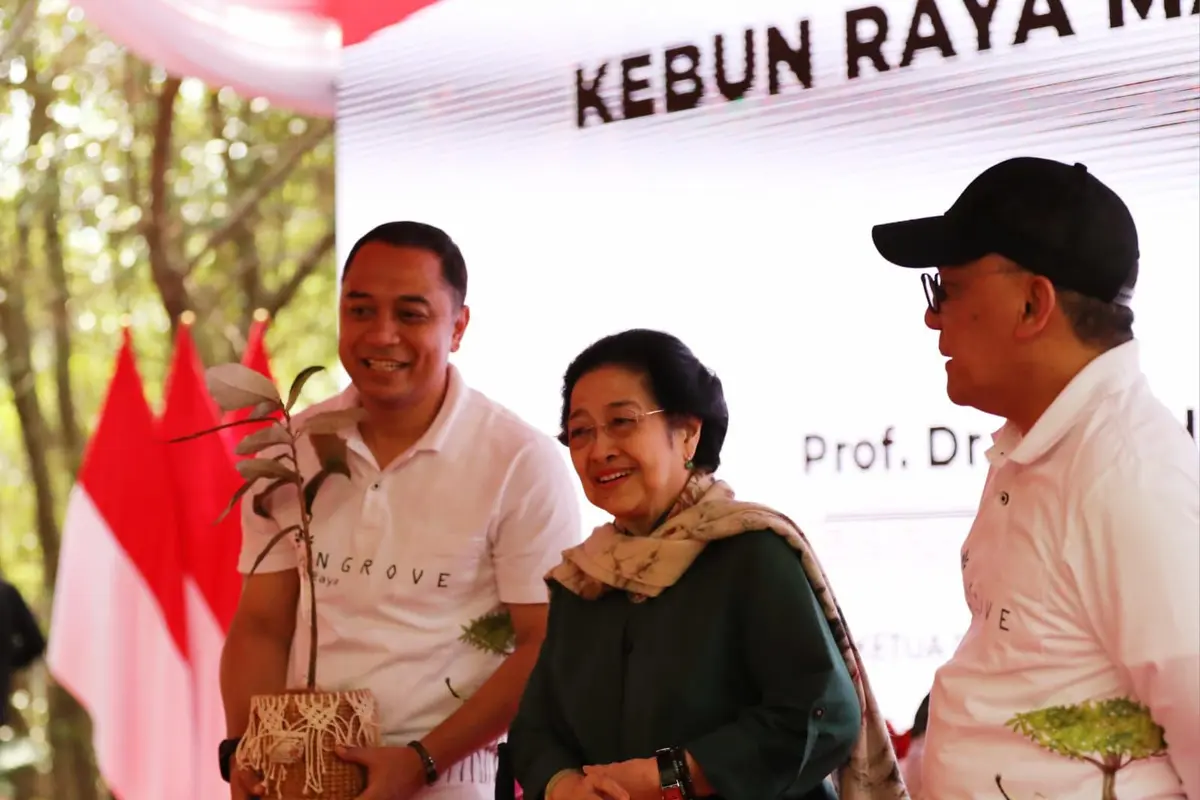 Presiden Kelima RI Megawati Soekarnoputri bersama wali kota Surabaya Eri Cahyadi (kiri) meresmikan Kebun Raya Mangrove Surabaya, di kawasan Gunung Anyar, Jawa Timur, Rabu (26/7/2023). (Dok. Istimewa)