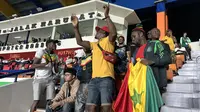 Suporter Senegal di Stadion Si Jalak Harupat, Kab. Bandung, pada laga Piala Dunia U-17 2023. (Bola.com/Zulfirdaus Harahap)