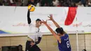 Boy Arnez melakukan spike ke arah pemain Vietnam di laga lanjutan leg 2 SEA V League 2025 di Jakarta International Velodrome, Jakarta, Indonesia, Kamis (17/07/2025) malam WIB.