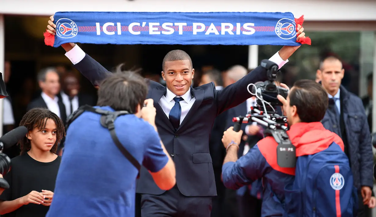 Kylian Mbappe. Striker asal Prancis berusia 23 tahun ini didatangkan PSG dari AS Monaco pada awal musim 2018/2019 dengan nilai transfer mencapai 180 juta euro atau setara Rp2,8 triliun setelah sempat berstatus pinjaman pada musim 2017/2018. PSG sendiri tidak mengeluarkan biaya sepeser pun saat mendatangkan Kylian Mbappe karena merupakan produk akademi AS Monaco yang dipromosikan dari tim U-19 pada pertengahan musim 2015/2016. (AFP/Franck Fife)