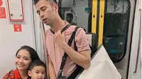 Raffi Ahmad naik MRT bersama istri dan anaknya. (dok.Instagram @raffinagita1717/https://www.instagram.com/p/Bx5FlVZBS4u/?utm_source=ig_embed/Henry