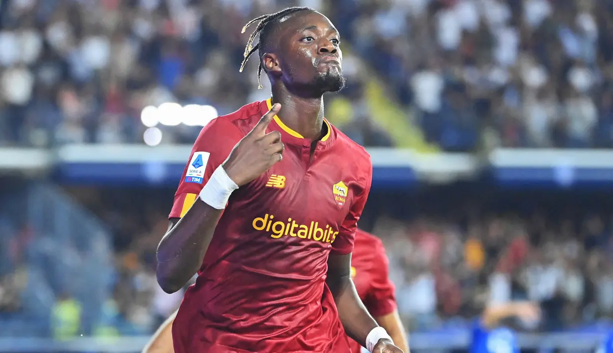 Selebrasi striker AS Roma, Tammy Abraham setelah mencetak gol ke gawang Empoli pada laga Liga Italia 2022/2023 di Carlo Castellani Stadium, Empoli (12/9/2022). Dipromosikan Chelsea dari tim akademi pada 2017/2018, Tammy Abraham langsung dipinjamkan selama dua musim ke Swansea City dan Aston Villa. Sempat bermain reguler usai masa peminjaman pada 2019/2020 dan 2020/2021, ia hijrah ke AS Roma pada 2021/2022 dan menjadi andalan hingga kini dengan mengoleksi gelar Europa Conference League 2021/2022. (AFP/Alberto Pizzoli)