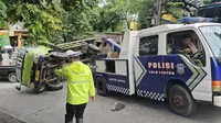 Gagal Menanjak, Truk Bermuatan Hebel Terguling di Depok