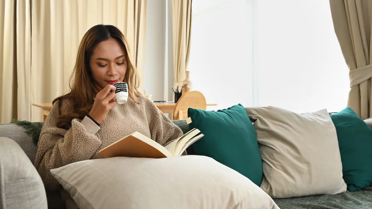 wanita juni buku