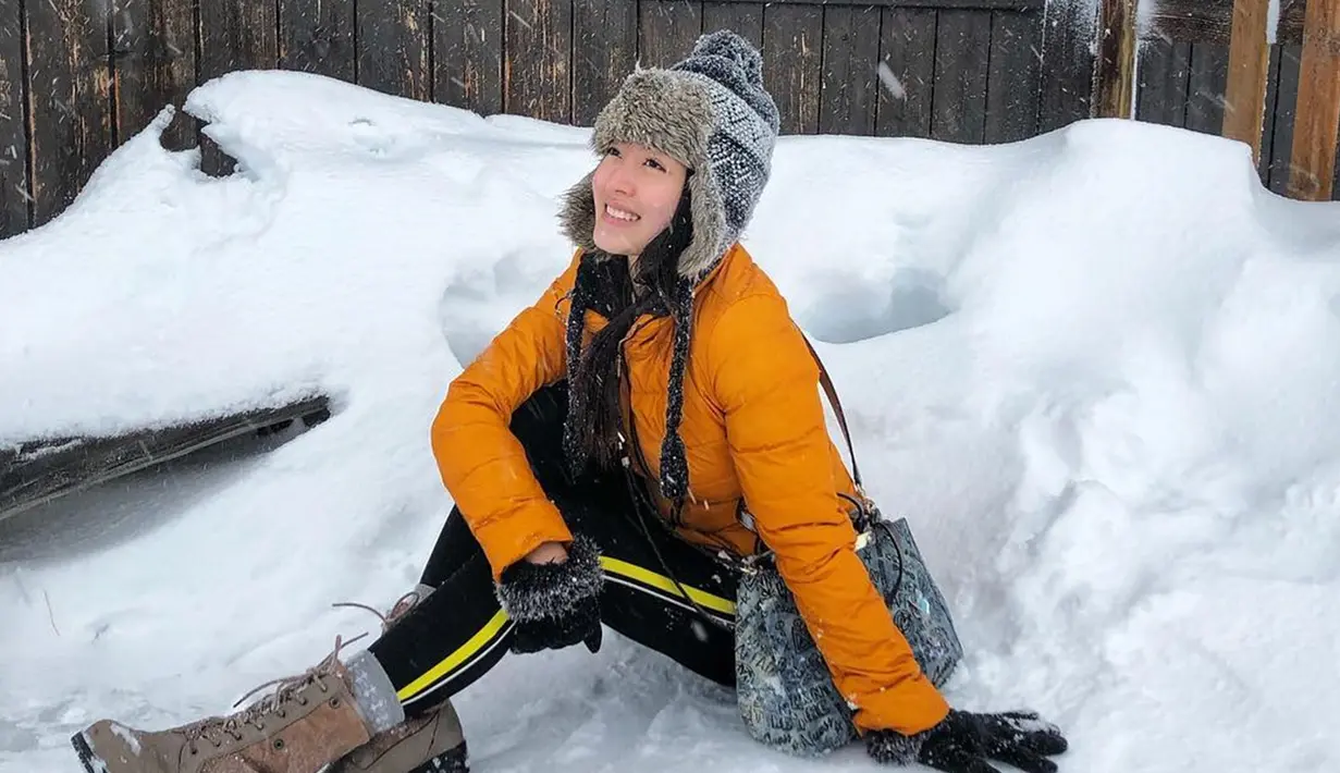 Mantan kekasih Verrel Bramastya ini tengah menikmati liburannya di Swiss. Tak lupa, wanita 20 tahun ini berkunjung di pegunungan Mont Blanc. Berjaket kuning dengan topi hangat, Natasha Wilona menikmati dinginnya salju. (Liputan6.com/IG/natashawilona12)