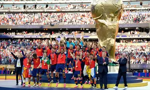Pemain Spanyol merayakan kemenangan dengan trofi setelah pertandingan final Piala Dunia sepak bola antara Spanyol dan Argentina di East Rutherford, N.J., dekat New York, Minggu, 19 Juli 2026. (AP Photo/Julio Cortez)