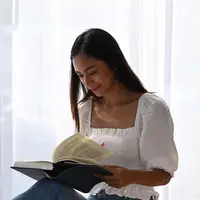 Ilustrasi perempuan membaca buku. (Foto: Shutterstock)