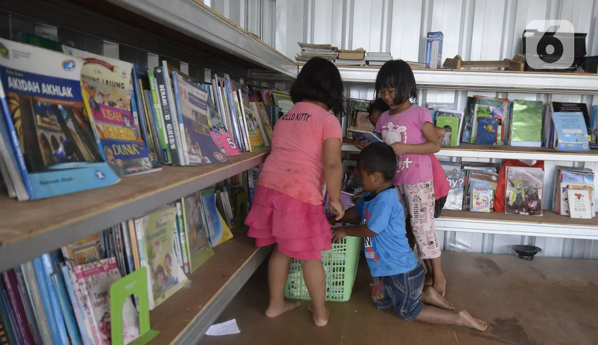 Anak-anak memilih buku di Taman Baca milik Karang Taruna Tunas Karya, Kampung Cibarengkok, Desa Pengasinan, Gunung Sindur, Kabupaten Bogor, Senin (24/8/2020). Taman Baca yang didirikan pada masa pandemi COVID-19 ini untuk hiburan serta meningkatkan pengetahunan anak-anak. (merdeka.com/Dwi Narwoko)