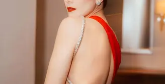Wulan Guritno tampil mengenakan gaun berwarna merah dengan model backless yang memperlihatkan punggungnya. Tampilannya pun cukup elegan. [@wulanguritno]