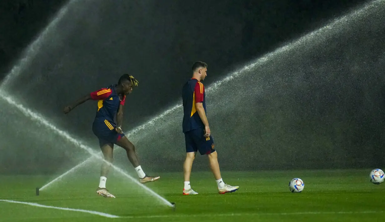 <p>Nico Williams (kiri) dan Aymeric Laporte berlatih tendangan penalti selama sesi latihan di Universitas Qatar, Doha, Qatar, Senin (5/12/2022). Anak buah andalan Walid Regragui seperti Achraf Hakimi, Sofyan Amrabat, Hakim Ziyech, hingga Youssef En-Nesyri siap merepotkan lini pertahanan La Furia Roja. (AP Photo/Julio Cortez)</p>
