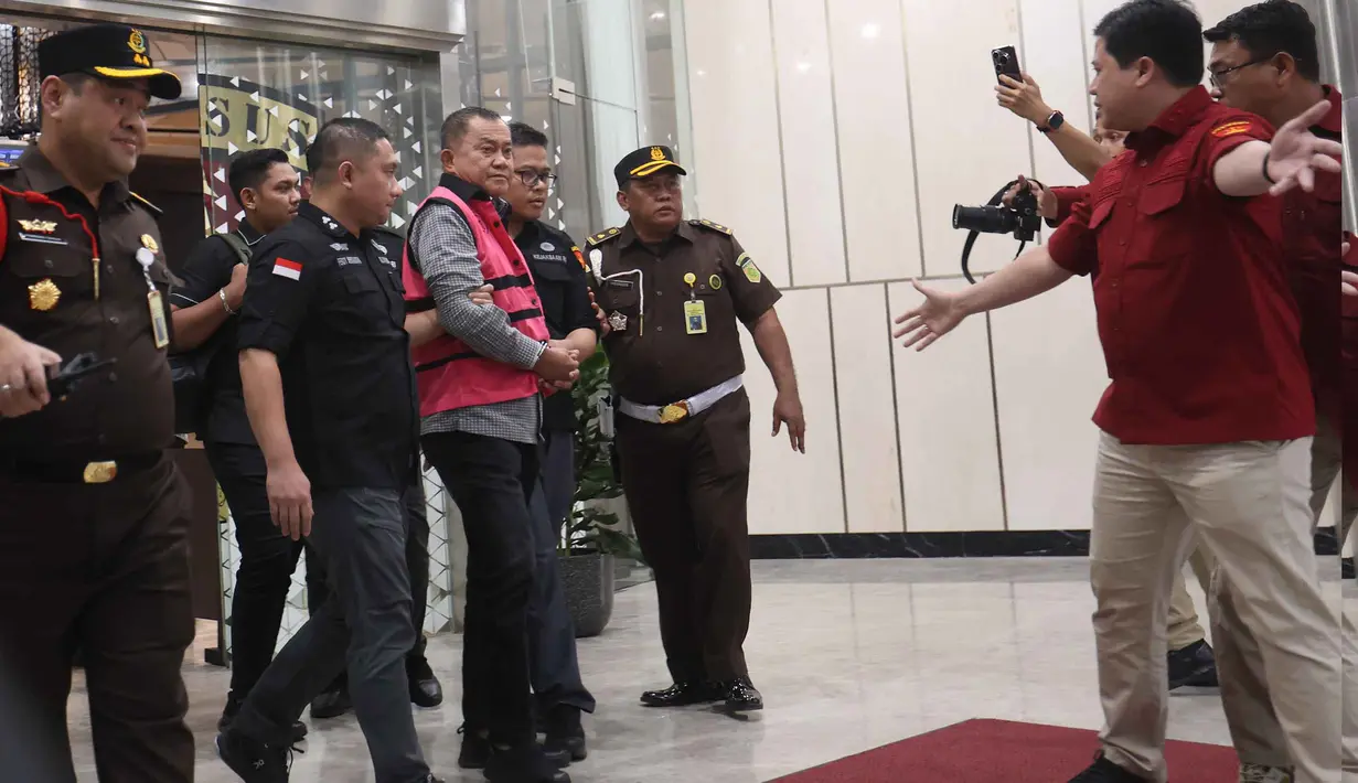 Mantan Wakil Kepala Badan Gizi Nasional (BGN), Lodewyk Pusung (mengenakan rompi tahanan), digiring menuju mobil tahanan usai menjalani pemeriksaan di Gedung Kejaksaan Agung RI, Jakarta, Rabu (3/6/2026). (Kapanlagi.com/Budy Santoso)