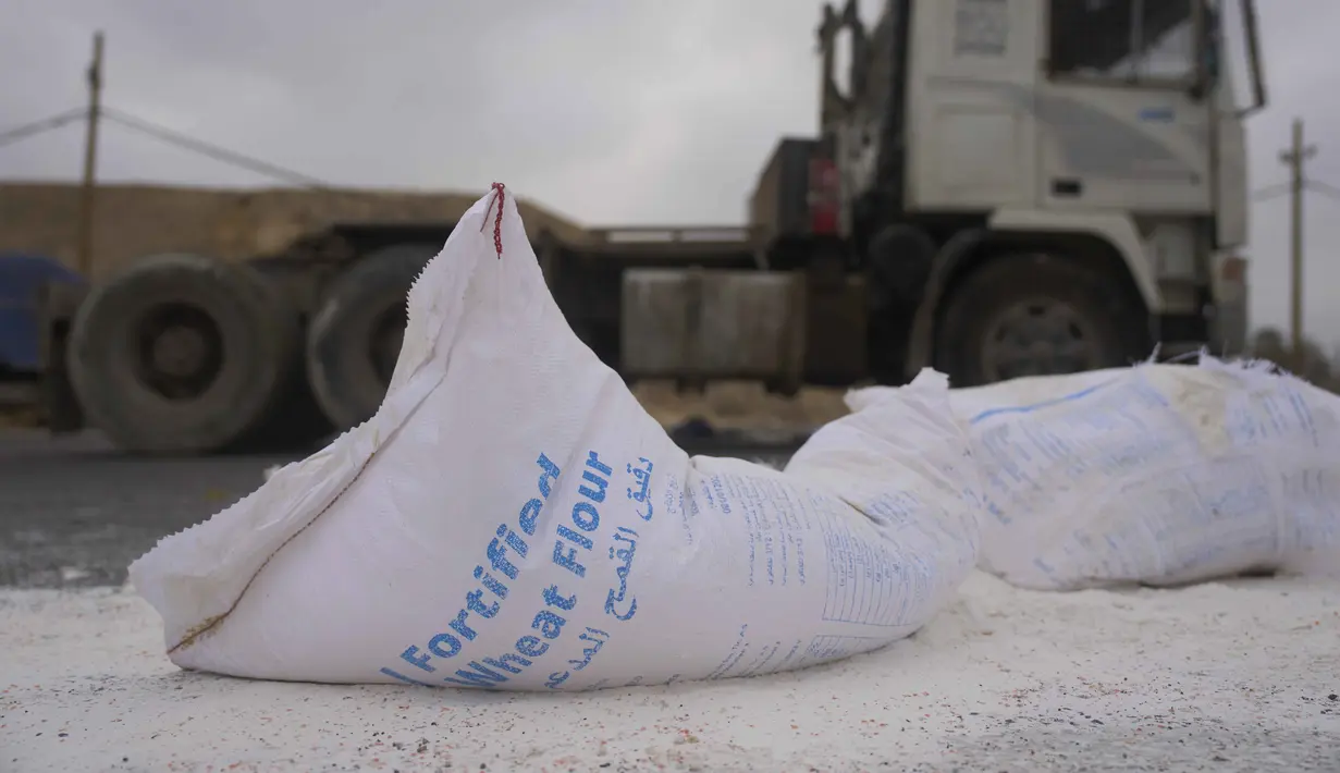 Salah satu truk pengangkut bantuan kemanusiaan terlihat rusak. (AP Photo/Ariel Schalit)