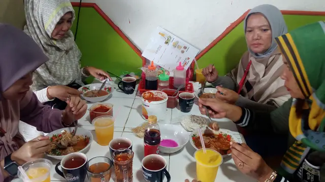 Para pengunjung mie bakso M.Imu Garut, nampak lahap menikmati hidangan satu porsi salah satu mie bakso kebanggaan masyarakat Garut itu