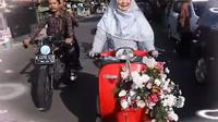 Potongan video seorang ibu asal Majalengka mengantar langsung anaknya ke pelaminan naik vespa. Foto (istimewa)