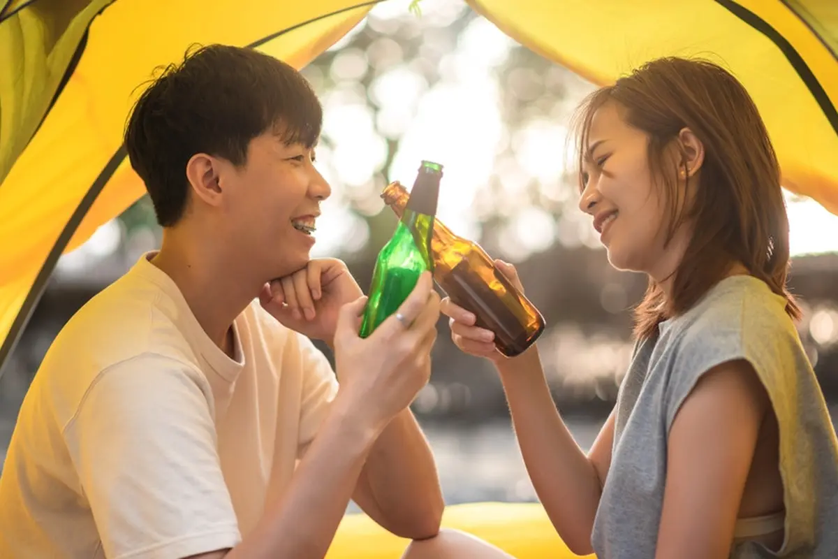 couple kencan romantis camping
