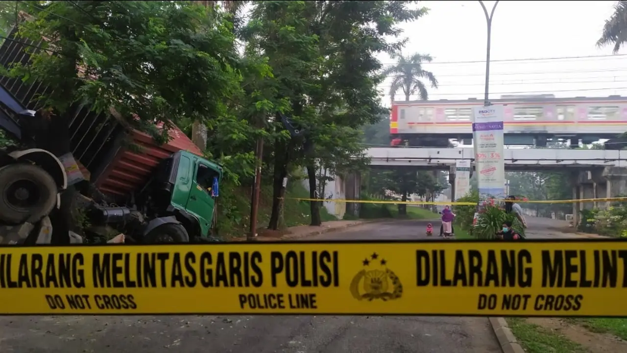 Truk kontainer terjun bebas dari Tol BSD Tangerang