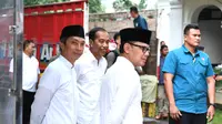 Presiden Jokowi didampingi Wali Kota Bogor Bima Arya Sugiarto dan Wakil Wali Kota Bogor Dedie A Rachim menyaksikan langsung pembagian sembako di Istana Bogor, Jawa Barat, Sabtu (6/4/2024). Pembagian sembako dilakukan jelang Lebaran Idul Fitri 2024. (Foto: Biro Pers Sekretariat Presiden)