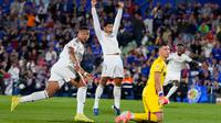 Pemain Real Madrid, Kylian Mbappe, melakukan selebrasi setelah mencetak gol ke gawang Getafe pada laga Liga Spanyol di Estadio Coliseum. (AP Photo/Manu Fernandez)