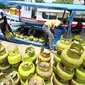 Pekerja mengangkut tabung gas ke dalam kapal di Rawa Saban, Kabupaten Tangerang, Banten, Kamis (17/4). (ANTARA FOTO/Rivan Awal Lingga)