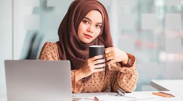 Bekerja Di Kantor Atau Di Rumah Semua Tetap Perlu Disyukuri Lifestyle Fimela Com Tentu saja konsekuensi dari tidur siang saat bekerja adalah anda tidak.