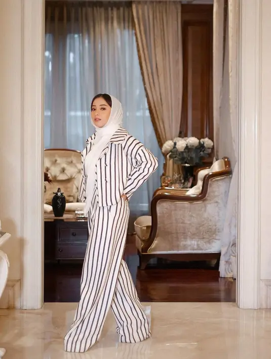 Tujuan Niki melakukan perubahan selain untuk dirinya sendiri adalah untuk orangtuanya. Ia ingin menolong sang ayah yang sudah meninggal dunia dengan menjadi anak yang Soleha. Untuk itu, ia mencari ilmu kepada para guru. (Instagram/nikitawillyofficial)