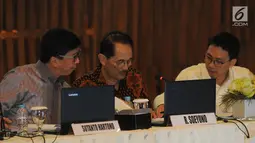Direktur Utama SCM Sutanto Hartono (kiri) berbincang dengan Komisaris Utama Raden Soeyono (tengah) dan Komisaris Alvin W. Sariaatmadja saat paparan RUPS tahunan di SCTV Tower, Jakarta, Senin (25/6). (Liputan6.com/Herman Zakharia)