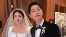 Song Joong Ki dan Song Hye Kyo menikah setelah mereka bermain dalam Descendants of the Sun. Pasangan ini merupakan salah satu pasangan artis Korea Selatan yang fenomenal. (Foto: koreaboo.com)