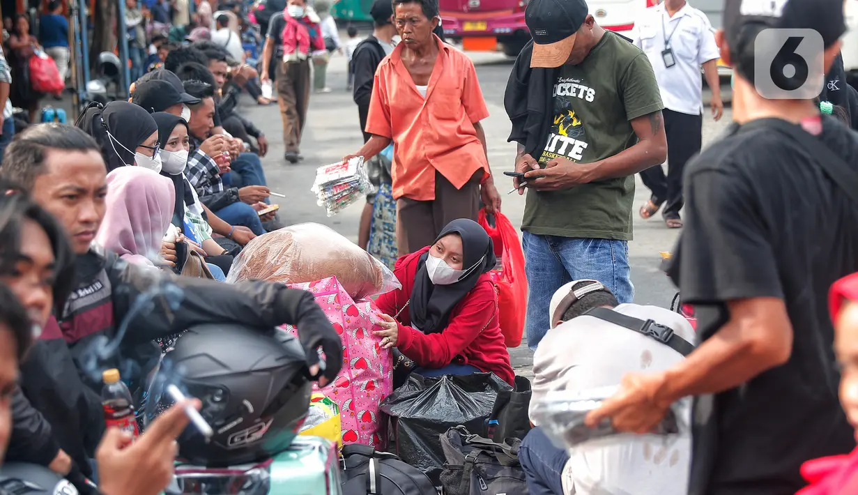 Pemudik sudah memadati Terminal Kalideres sebelum cuti bersama Lebaran 2023 dimulai. (Liputan6.com/Angga Yuniar)