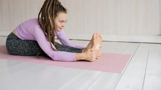 Mengenal Latihan Seated Twist, Gerakan Sederhana untuk Bantu Tubuh Tulang Belakang Lebih Fleksibel