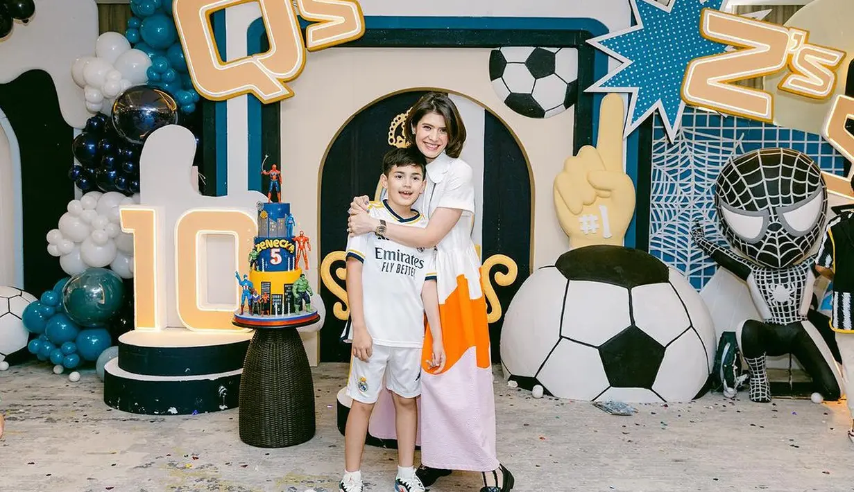 "Pekerjaan paling sulit di dunia ini adalah… “Jadi seorang Ibu” Siapa setuju? Tunjuk tangan," tulis carissa_puteri dalam unggahan 17 Oktober. [Instagram/carissa_puteri]