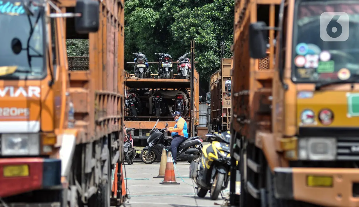 <p>Sejumlah sepeda motor milik peserta mudik gratis dinaikkan ke atas truk di Terminal Pulo Gadung, Jakarta, Selasa (26/4/2022). Pemprov DKI Jakarta mengadakan mudik gratis bagi warga yang memiliki KTP domisili DKI Jakarta dan telah vaksin COVID-19 booster. (merdeka.com/Iqbal S. Nugroho)</p>