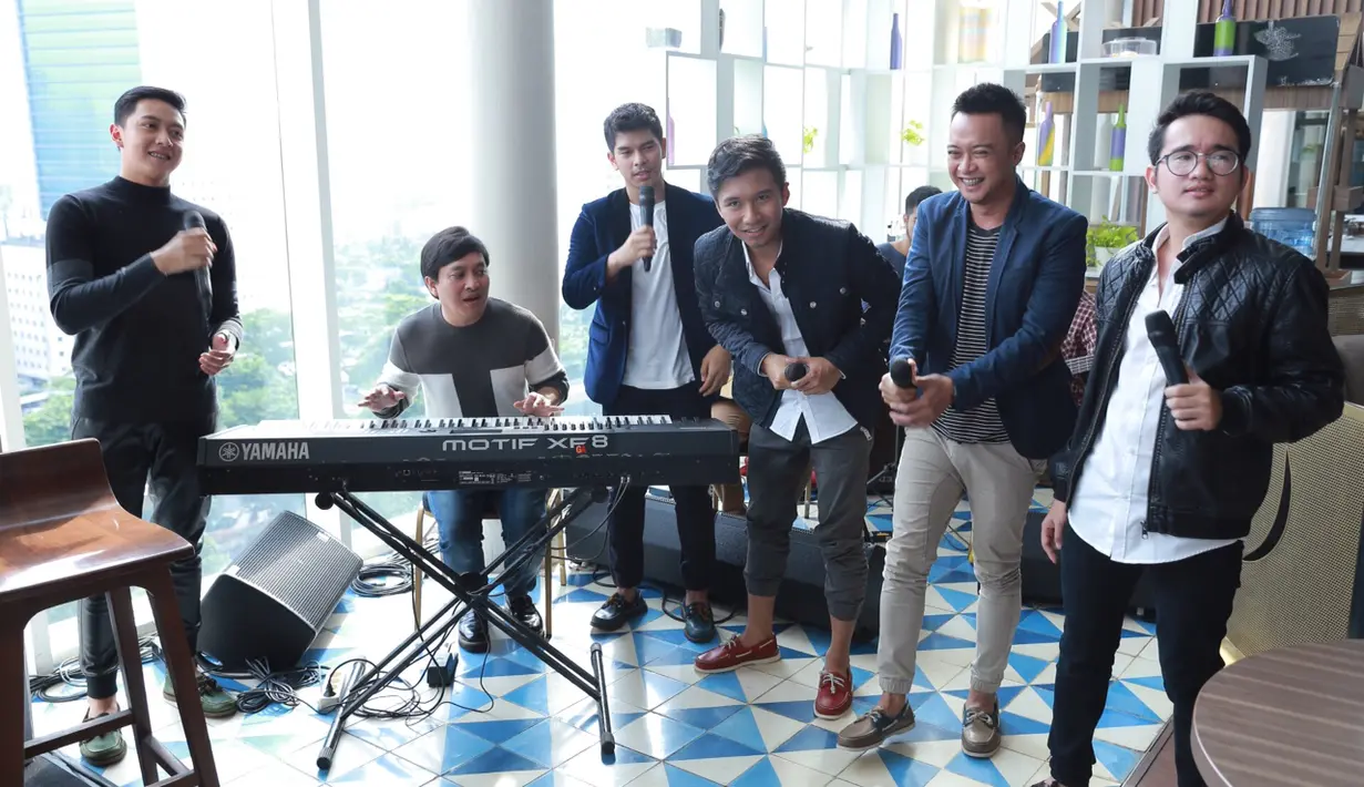 Grup besutan Yovie Widianto itu beranggotakan, Patudu, Rizky Pepew, Gusti, Adhyra dan Pungky ini mengungkapkan kegembiraannya rekaman ditemani Yovie. (Galih W Satria/Bintang.com)
