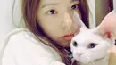 Di balik wajahnya yang cantik, ternyata Min Hyo Rin penyayang binatang. Ia suka sekali dengan kucing. (Foto: instagram.com/hyorin_min)