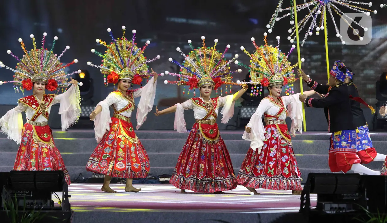 Penari tampil pada pembukaan Jakarta Fair 2022 atau Pekan Raya Jakarta 2022 di Jakarta International Expo (JIExpo), Kemayoran, Jakarta, Kamis (9/6/2022). Jakarta Fair 2022 diikuti 2.500 perusahaan dengan membuka 1.500 stan. (Liputan6.com/Herman Zakharia)
