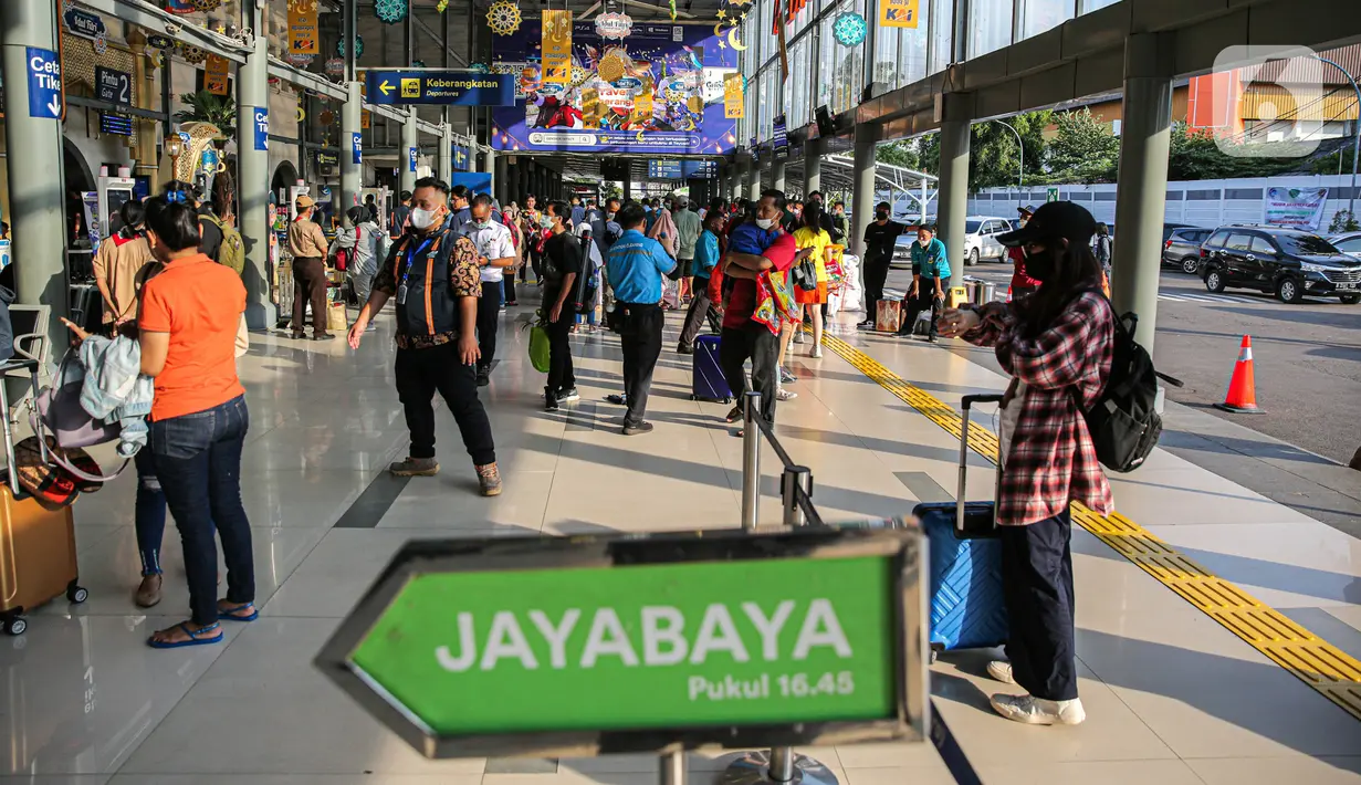 Pada hari ini, sebanyak 23.600 pemudik bertolak ke kampung halaman dari Stasiun Pasar Senen. (Liputan6.com/Faizal Fanani)