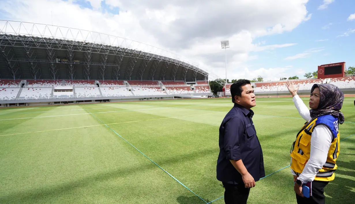 Ketua Umum PSSI Erick Thohir (kiri) berbincang dengan Direktur Prasarana Strategis Ditjen Cipta Karya Kementerian PUPR Essy Asiah saat meninjau stadion Gelora Sriwijaya Jakabaring (GSJ) yang diperuntukkan untuk arena Piala Dunia U-20 2023 di Jakabaring Sport City (JSC), Palembang, Sumatera Selatan, Sabtu (11/3/2023). (Dok. LOC)