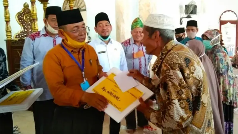 Penyerahan BLT Covid-19 yang diambil dari dana desa di Provinsi Riau.