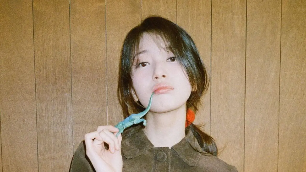 Ide outfit ala Bae Suzy (Instagram/@skuukzky)