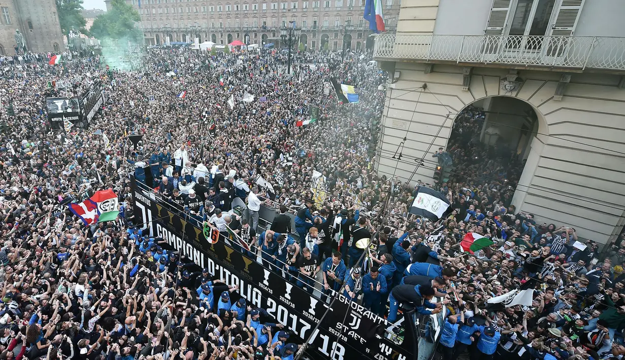 Ribuan fans menyambut pemain Juventus saat parade perayaan keberhasilan meraih trofi Serie A di Turin, Italia, (19/5/2018). Trofi tersebut adalah gelar Seri A ketujuh. (Alessandro Di Marco/ANSA via AP)