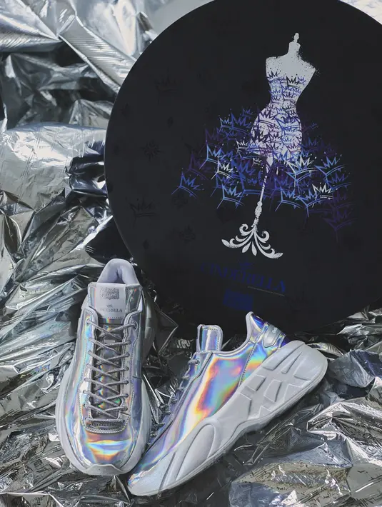 Platform sole-nya akan didekorasi dengan simbol ikonis Onitsuka Tiger Stripes. Sedangkan detail tiara dari film Cinderella akan diaplikasikan pada bagian heel top. Onitsuka Tiger juga secara khusus mendesain kotak sepatu dengan grafis tiara. Foto: Document/Onitsuka Tiger.