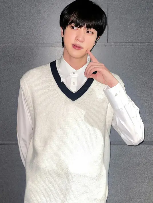 Kemeja putih yang dipadukan dengan sweater tanpa lengan seperti Kim Seok Jin satu ini juga bisa dijadikan inspirasi. Detail pada kerah yang membentuk v line pada sweater Jin BTS terlihat sederhana namun elegan. (Liputan6.com/IG/@jin)