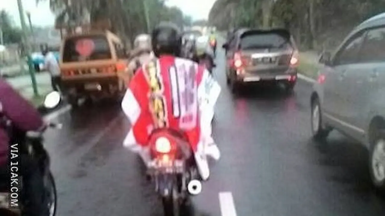 Kumpulan Potret Jas Hujan yang Bikin Kamu Jadi Pusat Perhatian (ist)