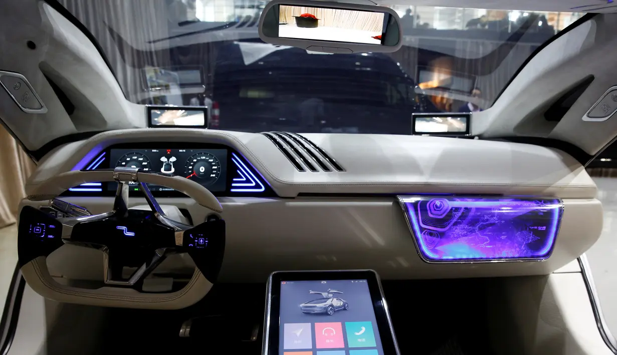 Bagian dalam dari Mobil konsep Tigercar P0 saat dipamerkan pada lokakarya di Beijing, Tiongkok, Senin (7/11). Tigercar P0 mengaku siap bersaing dengan mobil listrik lainnya di dunia. (REUTERS / Thomas Peter)
