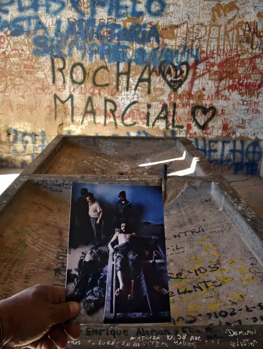 Seorang wartawan menunjukkan salinan foto dari gambar Che Guevara yang diambil oleh wartawan AFP, Marc Hutten pada tanggal 10 Oktober 1967 di Bolivia (30/9). (AFP Photo/Aizar Raldes)