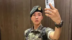 J-Hope BTS dalam seragam militernya. (Foto: Instagram/ uarmyhope)