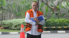 Direktur PT Cahaya Prima Cemerlang Freddy Lumban Tobing tiba untuk menjalani pemeriksaan di Gedung KPK, Jakarta, Kamis (13/6/2019). Freddy diperiksa sebagai tersangka kasus dugaan korupsi pengadaan regent dan consumable penanganan virus flu burung di Kementerian Kesehatan. (merdeka.com/Dwi Narwoko)