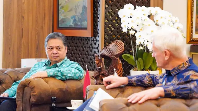 Menteri Koordinator Bidang Perekonomian RI Airlangga Hartarto menerima kunjungan Menteri Keamanan Energi dan Net Zero Inggris H.E Mr Graham Stuart MP di Kantor Kementerian Koordinator Bidang Perekonomian pada Senin (7/8/2023). (Dok Kemenko Perekonomian)