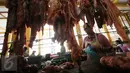 Seorang pedagang daging sapi melayani pembeli di Pasar Beringharjo, Yogyakarta, Kamis (9/6). Hari keempat bulan Ramadan, harga daging sapi di pasar tradisional merangkak tinggi hingga menembus harga Rp120.000 per kilogram. (Liputan6.com/Boy Harjanto)