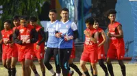 Para pemain PSM Makassar berlatih di Lapangan Balai Pendidikan Dan Pelatihan Ilmu Pelayaran (BP2IP) Barombong. Kamis (24/9/2020). Latihan digelar dalam rangka persiapan kembali beraksi di lanjutan Shopee Liga 1 2020. (Bola.com/Abdi Satria)